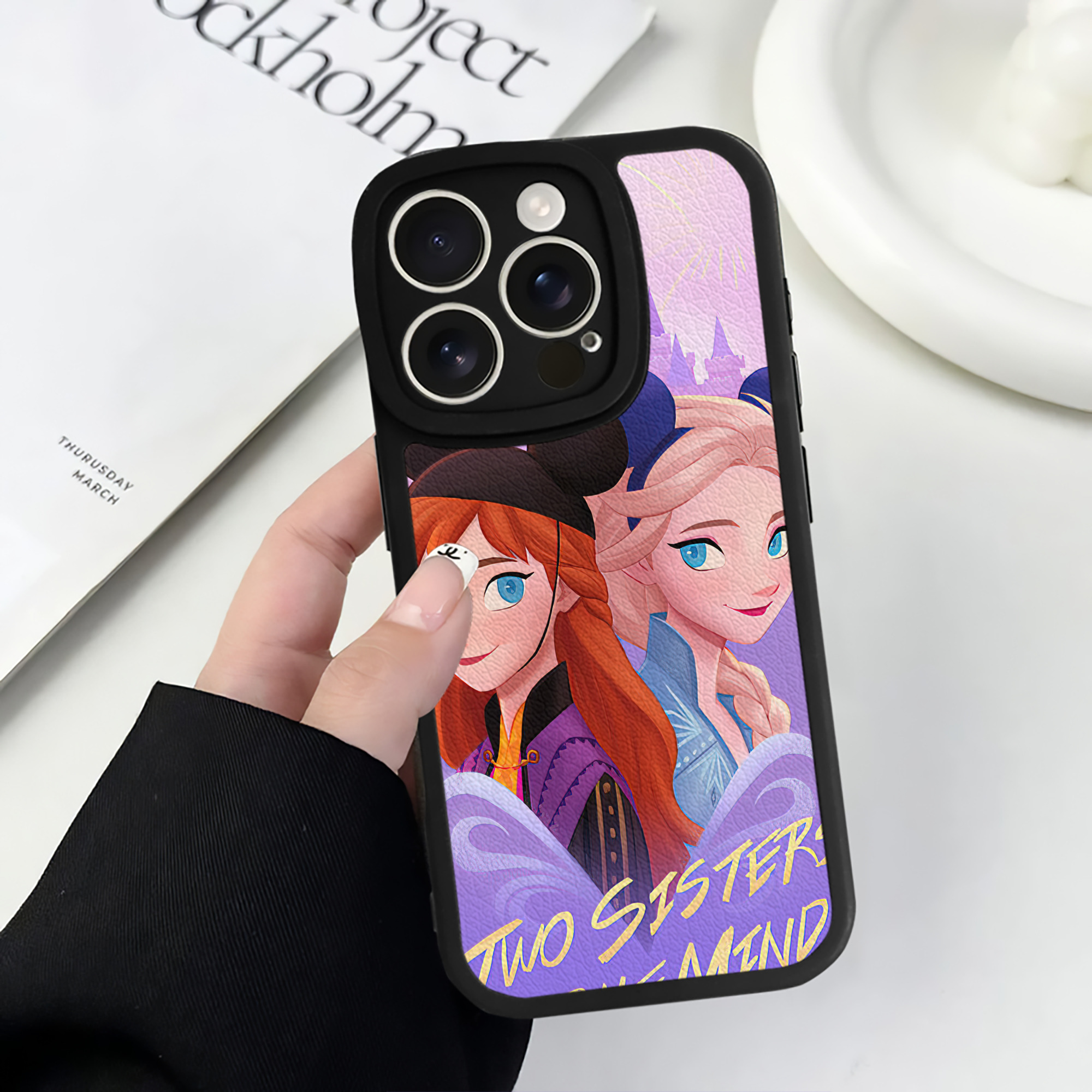 （画像用） アナと雪の女王 アンナ エルサ Frozen Anna Elsa 【iPhone 16シリーズ対応】シリコンスマホケース（レザー調） 材質：シリコン